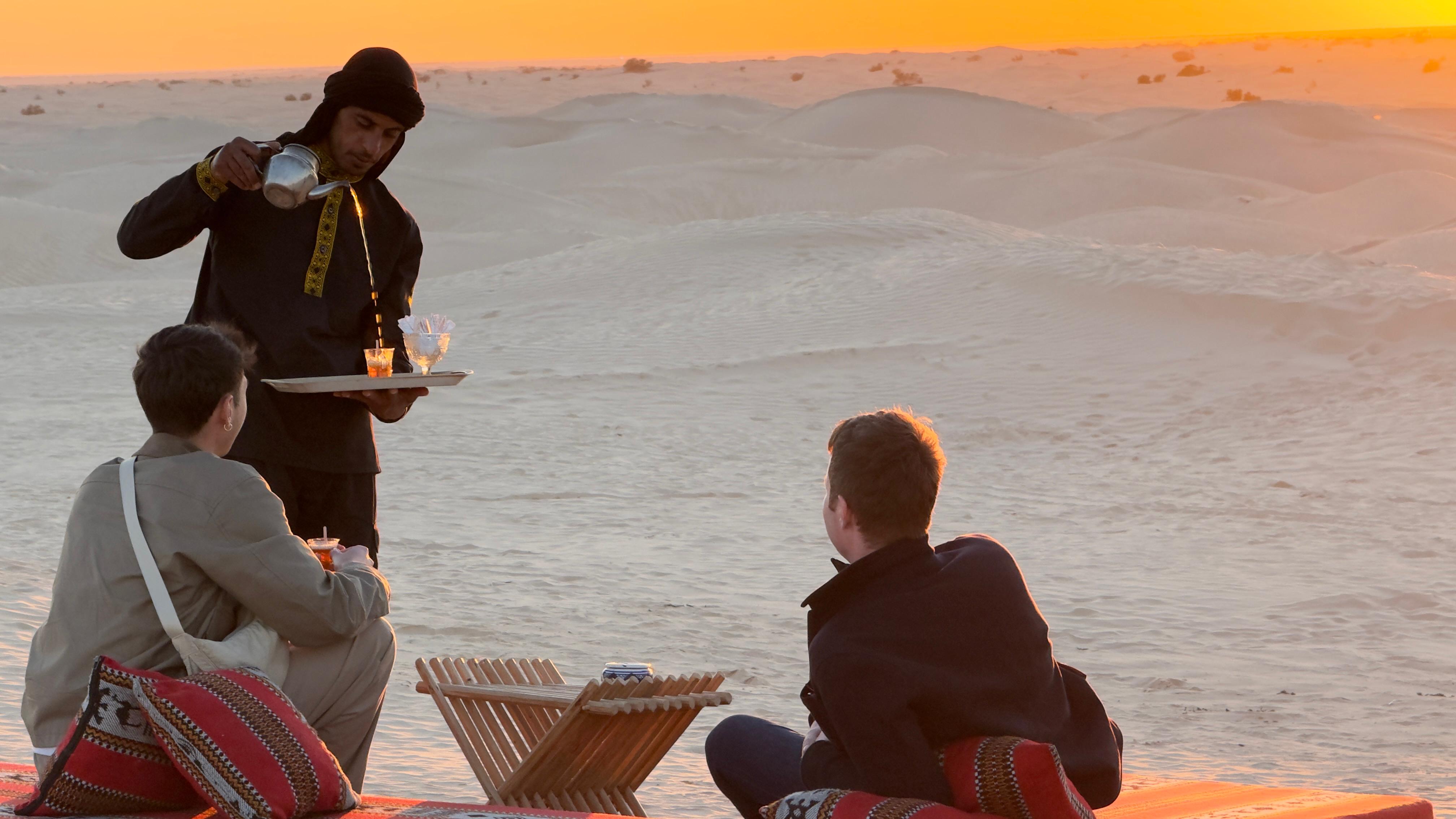 Service du thé à la menthe dans le désert